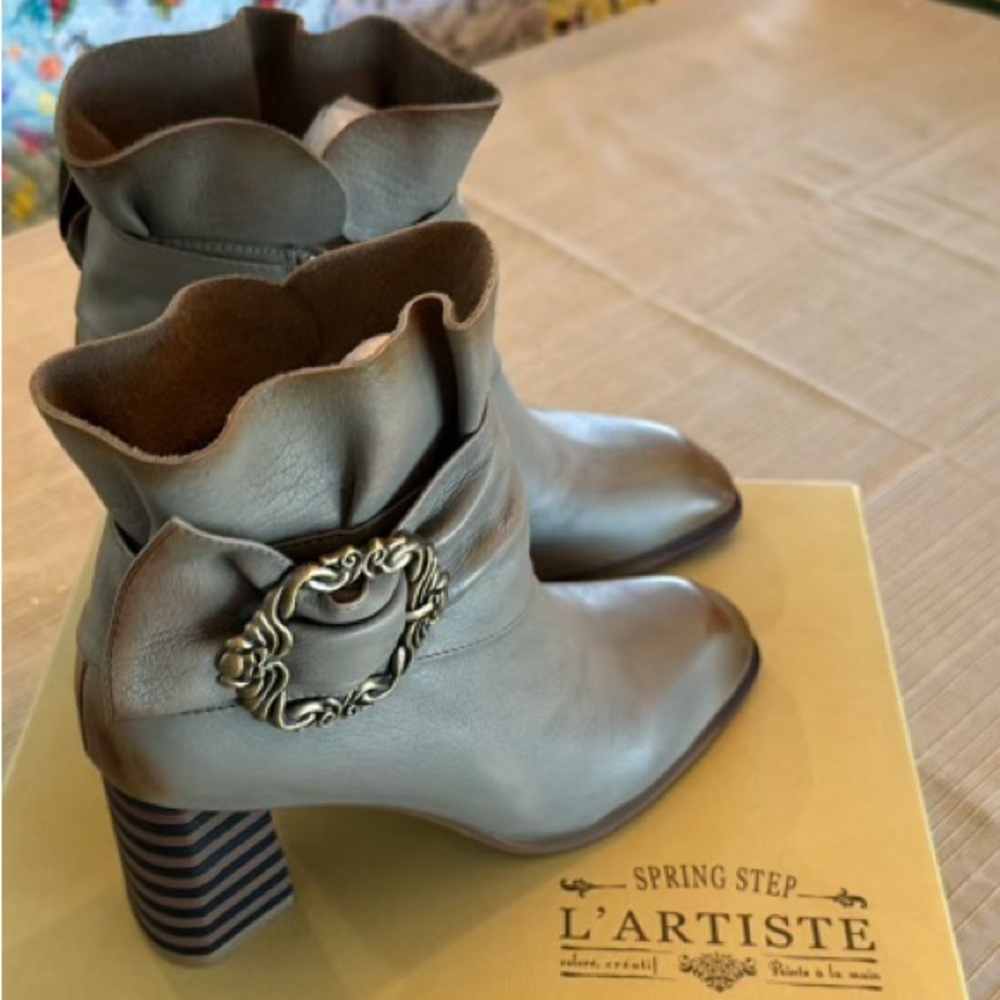 Boots sz 6 L’artiste NEW